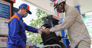 Bộ Tài chính đề xuất giảm thuế TTĐB, thuế VAT với xăng dầu
