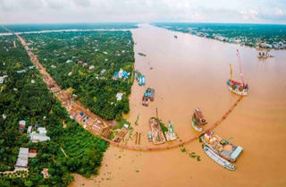 Công trường giữa dòng sông Tiền, xây Cầu Rạch Miễu 2 nối Tiền Giang - Bến Tre