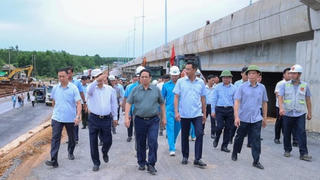 Thủ tướng kiểm tra 3 dự án cao tốc, sân bay, cảng biển trọng điểm tại Quảng Trị