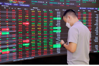 VN-Index rớt 15 điểm, cổ phiếu bất động sản giảm sâu