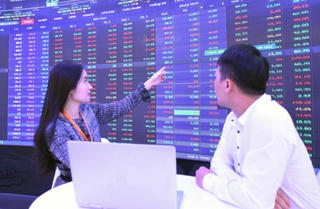 Cổ phiếu bán lẻ tăng dựng đứng, VN-Index tiến sát mốc 1.270 điểm