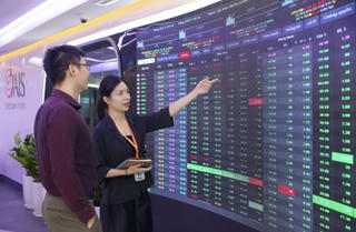 Cổ phiếu hàng không gây bất ngờ, VN-Index nhích nhẹ dù bộ đôi VIC - VHM lao dốc