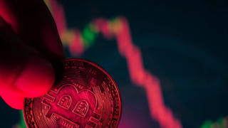 Bitcoin bốc hơi hàng trăm tỷ USD sau đòn thuế của Tổng thống Mỹ Donald Trump