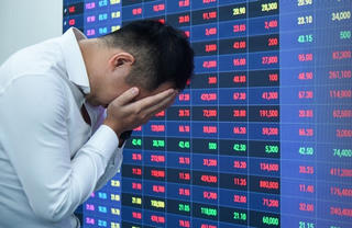 Bán hoảng loạn, VN-Index có lúc 'bốc hơi' hơn 40 điểm