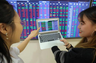 VN-Index giữ sắc xanh dù bộ ba 'họ Vingroup' cùng suy giảm, cổ phiếu bán lẻ 'bứt tốc'