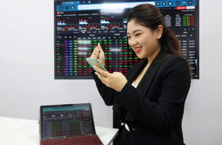Cổ phiếu ngân hàng dậy sóng, VN-Index có thêm gần 6 điểm