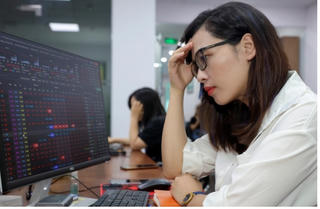 VN-Index lại mất mốc 1.000 điểm, cổ phiếu BĐS, chứng khoán và bán lẻ trượt dốc