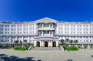 Vỡ nợ, bà chủ Trường Quốc tế Mỹ bị cấm xuất cảnh