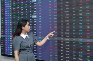 Tiền vẫn 'đứng ngoài quan sát', VN-Index giữ được mốc 1.200 điểm