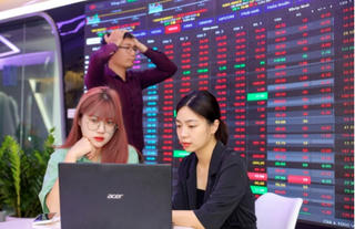 Sắc đỏ bao trùm nhóm bất động sản, VN-Index giảm hơn 5 điểm