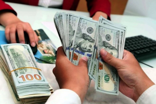 Giá USD 'chợ đen' giảm, thấp hơn ngân hàng