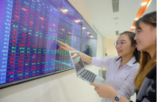 Cổ phiếu ngân hàng 'đối đầu' nhóm Vingroup, VN-Index tăng tiếp gần 11 điểm