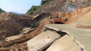 Kênh 4.300 tỷ đứt gãy 50 mét: Nhiều dấu hiệu...