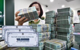 Ngân hàng dồn dập bán trái phiếu lãi suất cao, tranh thủ hút tiền trước khi BĐS nóng lại