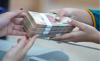 Lãi suất thấp, người dân bớt gửi tiền vào ngân hàng