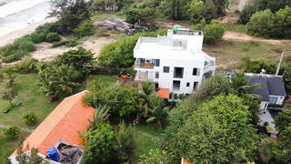 Phan Thiết: Biệt thự xây không phép giữa khu dân cư lụp xụp, tồi tàn