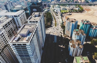 Savills: Giá cao, cầu yếu, tín dụng bị siết, người mua BĐS mất cơ hội sinh lời 'nóng'
