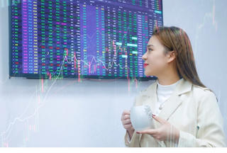 VN-Index hồi phục mạnh 12 điểm, cổ phiếu thuỷ sản đồng loạt tăng kịch trần