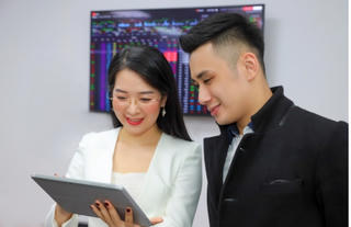 VN-Index bật tăng hơn 11 điểm, cổ phiếu vừa và nhỏ 'bốc đầu'