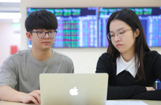 VN-Index giảm nhẹ, cổ phiếu vừa và nhỏ lao dốc
