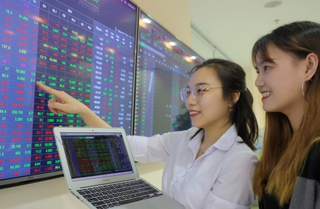 Cổ phiếu ngân hàng tăng vọt, VN-Index lấy lại phần lớn mất mát