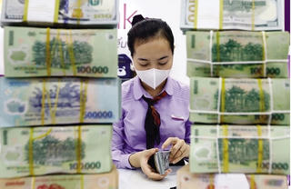 Huy động tiết kiệm xấp xỉ 10%, lãi suất 2023 chỉ tăng khó giảm?