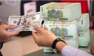 Giá USD ngân hàng lao dốc theo giá thế giới
