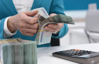 Nghị quyết đầu tiên năm 2024 của Chính phủ: Giảm thủ tục và hạ lãi suất cho vay