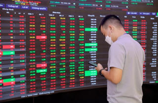 Gần 400 mã giảm trên sàn HoSE, VN-Index rớt gần 12 điểm