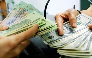 Ngân hàng Nhà nước 'ra tay', giá USD 'chợ đen' lao dốc