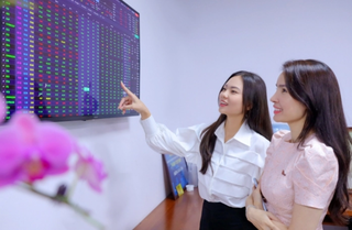 Tiền vào như nước, VN-Index lên mốc cao nhất từ đầu năm nhờ 'cổ phiếu vua'