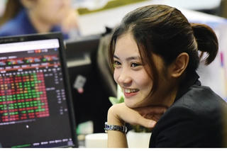 Đảo chiều cuối phiên, VN-Index bật tăng 15 điểm nhờ lực kéo từ nhóm ngân hàng