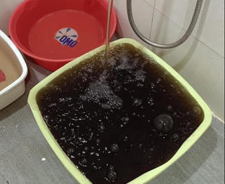 Nước sinh hoạt đục, bẩn, cư dân chung cư Hòa Phát phải bỏ tiền mua nước bình về sử dụng