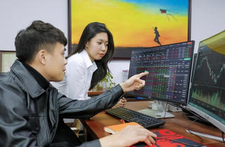 VN-Index suy yếu, bộ đôi HAG - HNG là điểm sáng hiếm hoi