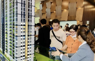 Giá chung cư leo thang, người mua băn khoăn có nên xuống tiền ngay?
