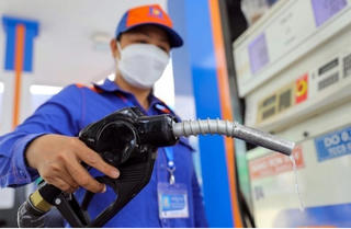 Xăng tăng giá mạnh, vượt mức 24.000 đồng/lít