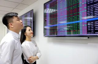 Nhóm VN30 đẩy VN-Index tăng gần 8 điểm, DIG giảm kịch sàn với lượng giao dịch 'khủng'