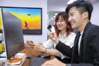 Cổ phiếu Vingroup tăng trần khi giá USD giảm sâu, giữ sắc xanh cho VN-Index