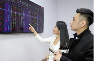 Cổ phiếu BĐS 'thức giấc', VN-Index nhích tăng dù chịu áp lực từ nhóm ngân hàng