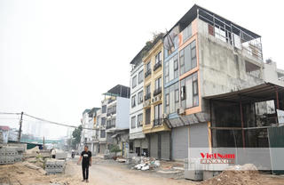Hơn 300 triệu/m2 đất trên con phố 'không thể làm gì, suốt ngày đóng kín cửa'
