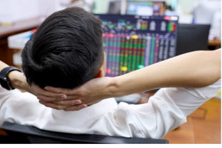 Thanh khoản rớt thảm, VN-Index mất hơn 8 điểm