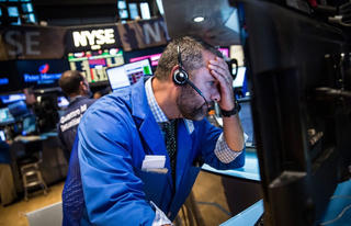 Phố Wall 'lỗ' nặng, Dow Jones giảm 300 điểm trước dữ liệu việc làm mới
