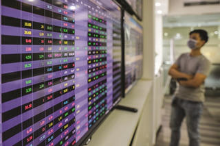 Lợi dụng lúc giá cổ phiếu 'thăng hoa', ngân hàng dồn dập phát hành cổ phiếu tăng vốn