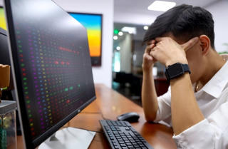 Nhóm VN30 lao dốc, cổ phiếu BĐS điều chỉnh sâu, VN-Index mất gần 20 điểm