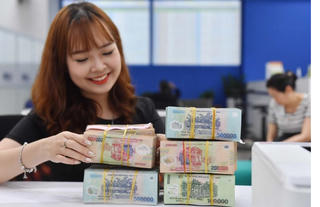 Thời đổ dốc: Một tháng, 3 lần giảm lãi suất cho vay, 4 lần cắt lãi suất huy động