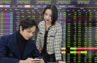 Cổ phiếu ngân hàng ‘đỏ lửa’, VN-Index vẫn tăng nhẹ