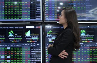VN-Index có lúc thủng 1.200 điểm nhưng lại hồi về tham chiếu, VIC và NVL chưa ngừng rơi