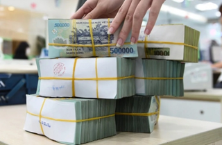 Dân chia tiền qua BĐS và chứng khoán, tiền gửi vào ngân hàng tụt giảm