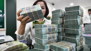 Gần 7,75 triệu tỷ đồng tiền nhàn rỗi của người dân chảy vào ngân hàng