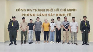 Triệt phá đường dây sản xuất gần 20.000 chai nước hoa giả